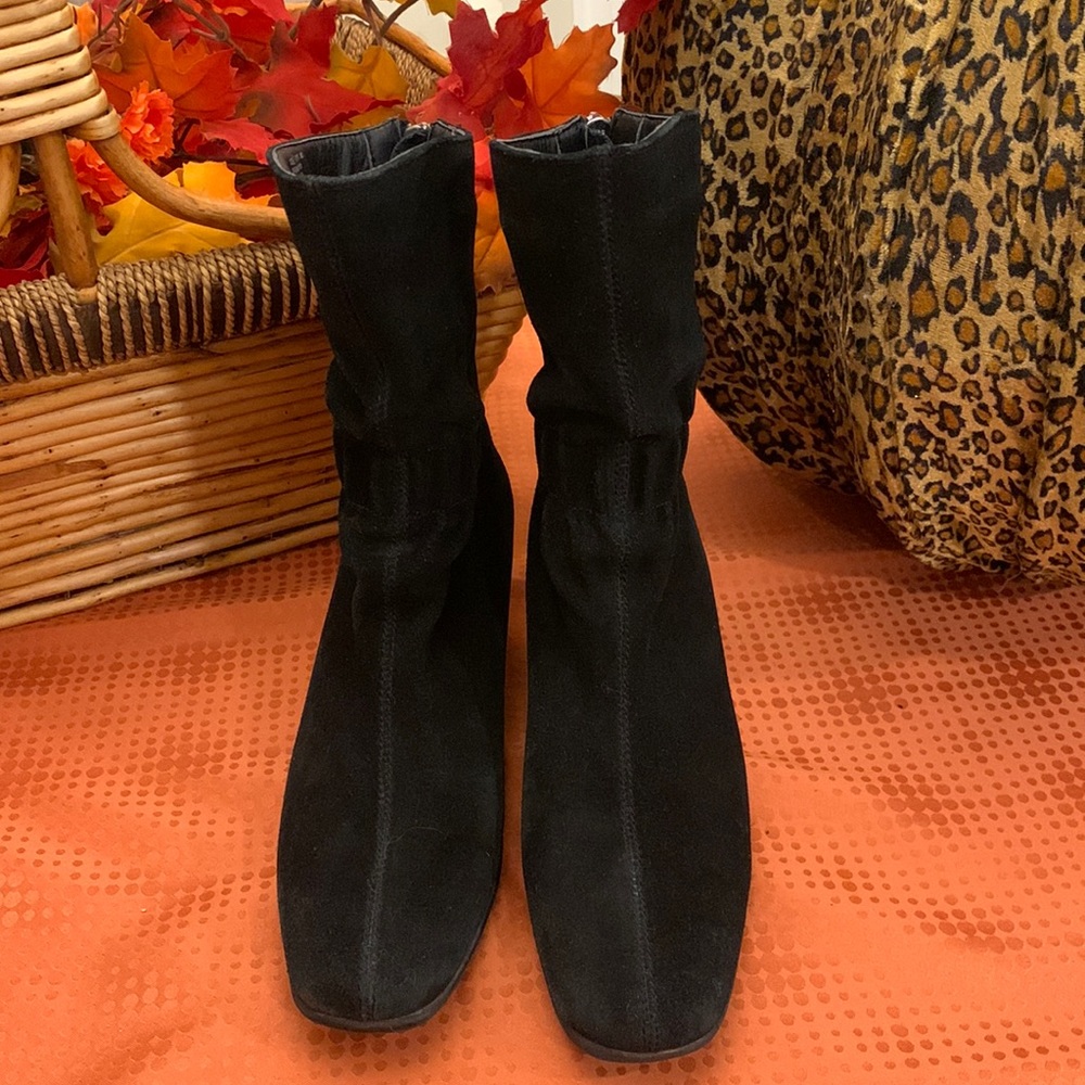 Lined suede leather boots